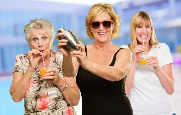 Drei Frauen genießen den Drink — Stockfoto