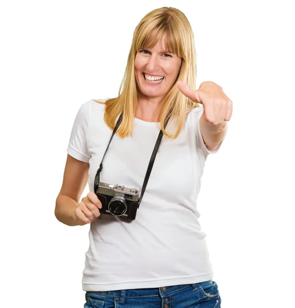 Šťastná žena s starý fotoaparát ukazuje palec — Stock fotografie
