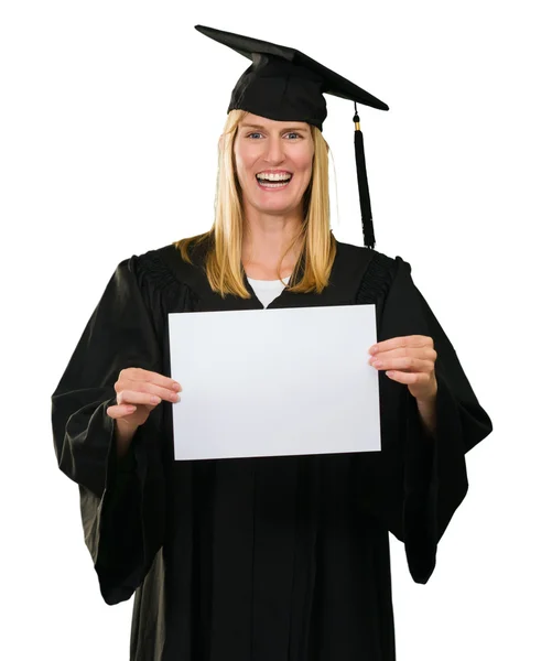 Graduada mujer sosteniendo un papel en blanco — Foto de Stock