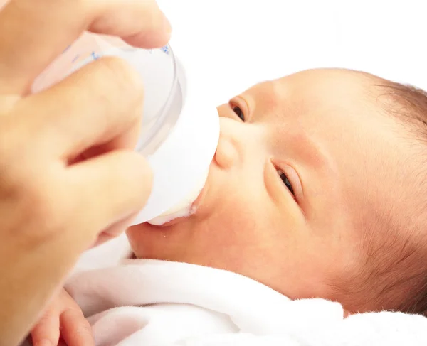 Mère nourrissant son bébé — Photo