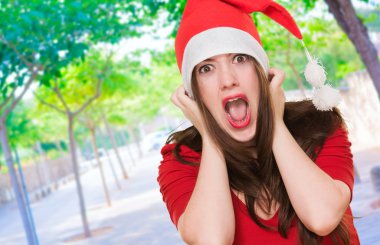 öfkeli kadın Noel şapka