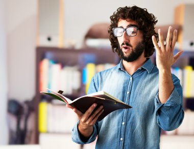 kitap okuma adam portresi