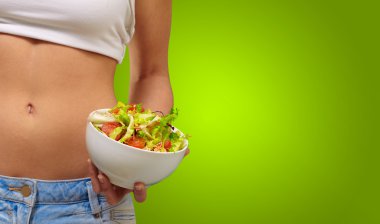 salata bir kase tutarak erkek