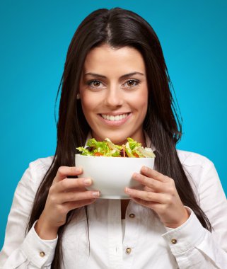 genç kız salata bir kase gösterilen