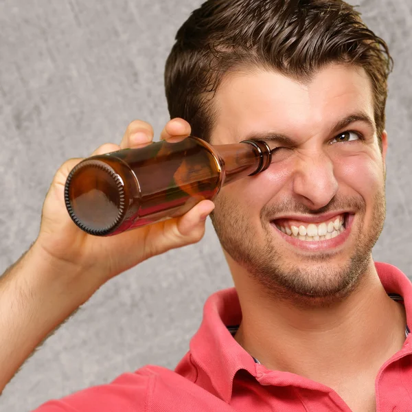 Man op zoek binnen een lege fles — Stockfoto