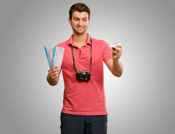 Man holding tarjeta de embarque y avión —  Fotos de Stock
