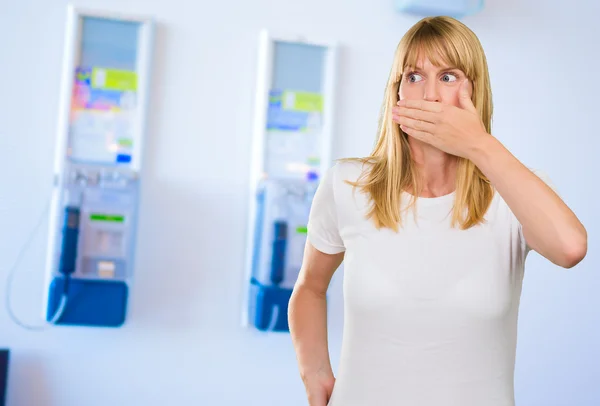 Young Woman With Hand On Mouth — Stock Photo, Image