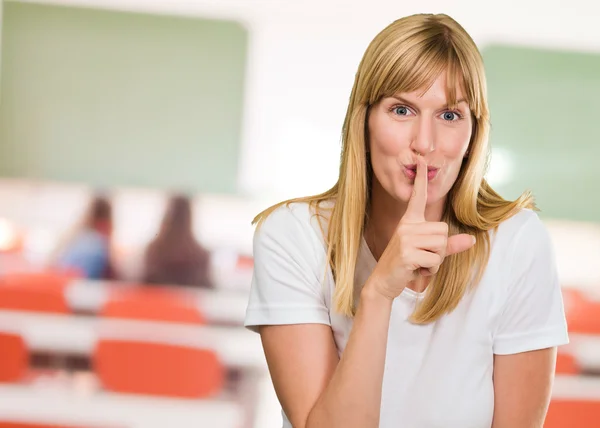 Mujer con el dedo en el labio —  Fotos de Stock