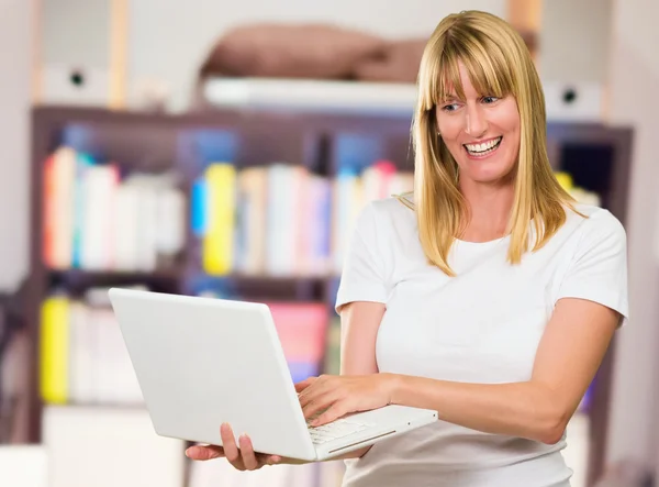 Mulher feliz olhando para laptop — Fotografia de Stock