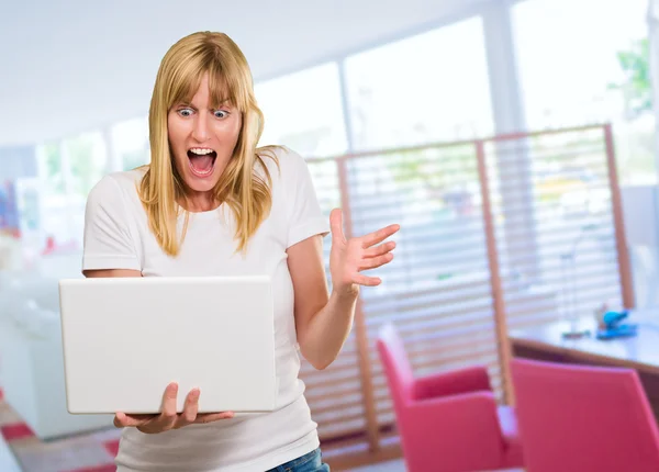 Donna scioccata guardando il computer portatile — Foto Stock