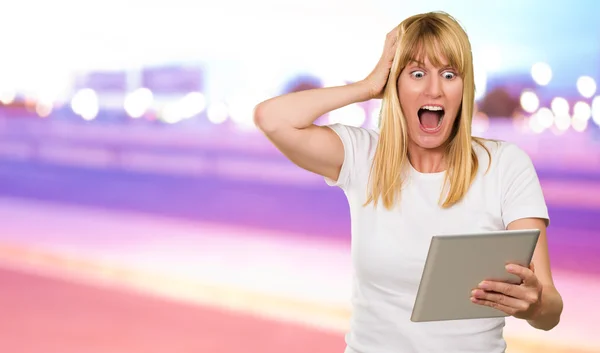 Geschokt vrouw kijken naar digitale Tablet PC — Stockfoto