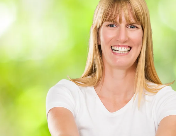 Felice giovane donna sorridente — Foto Stock