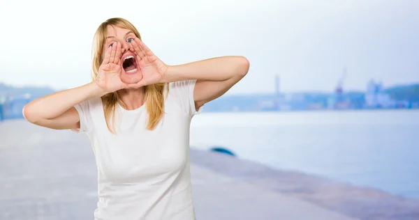 Portrait of a woman shouting — Stock Photo, Image