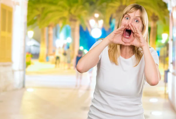 Portrait of a crazy woman shouting — Stock Photo, Image
