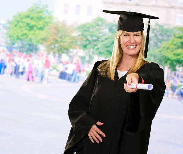 Szczęśliwa kobieta absolwent certyfikatu gospodarstwa — Zdjęcie stockowe