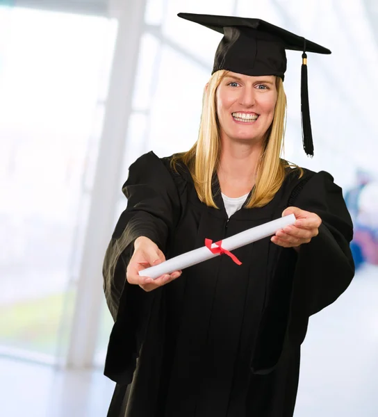 Щаслива випускниця, що показує сертифікат — стокове фото