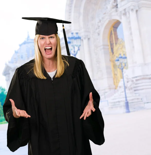 Mujer graduada enojada — Foto de Stock