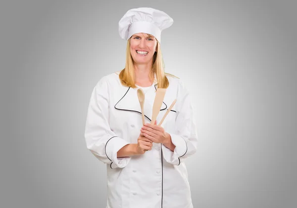 Chef femenino sosteniendo cuchara de madera — Foto de Stock