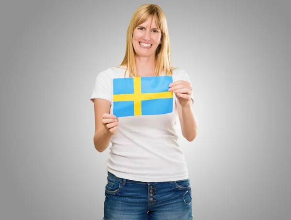 Szczęśliwa kobieta gospodarstwa flaga Szwecji — Zdjęcie stockowe