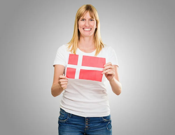 Mujer sosteniendo una bandera de marca — Foto de Stock