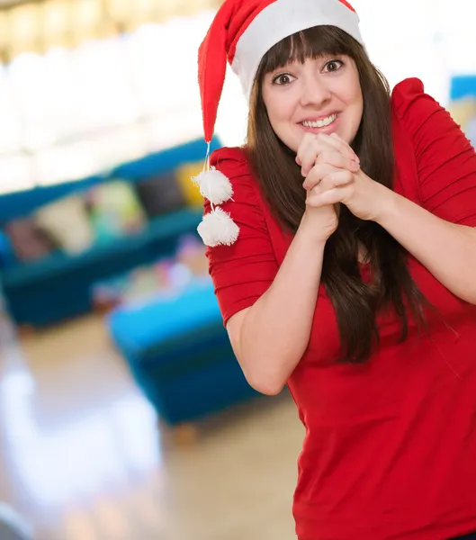 Opgewonden vrouw dragen een kerstmuts — Stockfoto