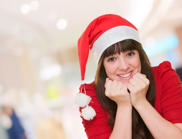 Porträt einer schönen Frau mit Weihnachtsmütze — Stockfoto