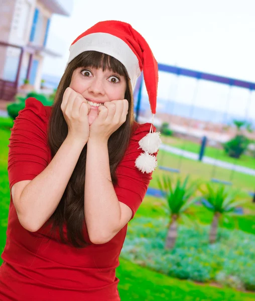 Чрезвычайно взволнованная женщина в рождественской шляпе — стоковое фото