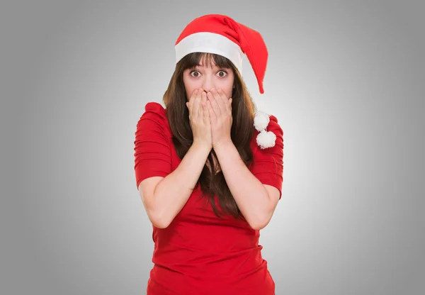 Verrast Kerstmis vrouw die betrekking hebben op haar mond — Stockfoto