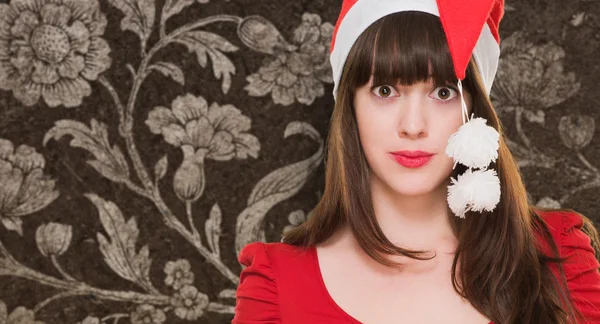 Donna confusa che indossa un cappello di Natale — Foto Stock