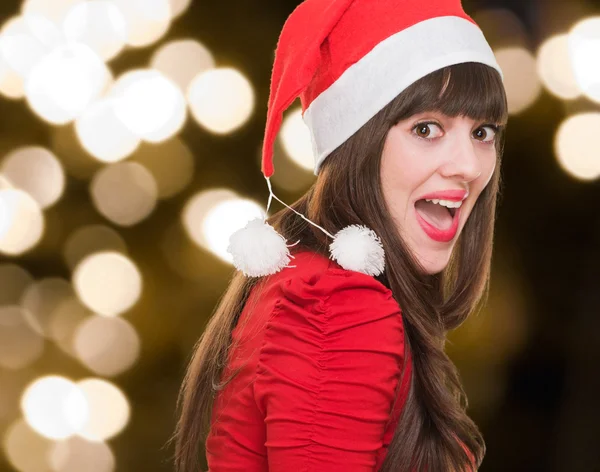 Mulher feliz usando um chapéu de Natal — Fotografia de Stock