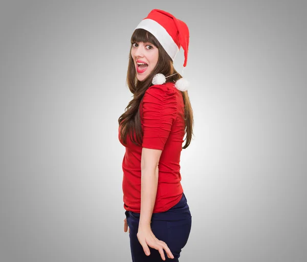 Ευτυχισμένη γυναίκα φοράει ένα καπέλο Χριστούγεννα — Φωτογραφία Αρχείου
