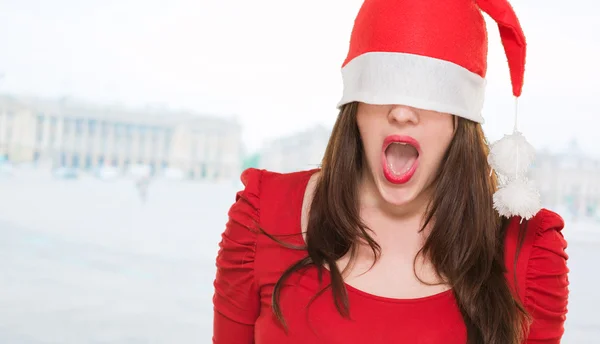 Mujer sorprendida con un sombrero de Navidad que cubre sus ojos —  Fotos de Stock