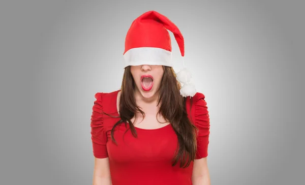 Mujer sorprendida con un sombrero de Navidad que cubre sus ojos —  Fotos de Stock