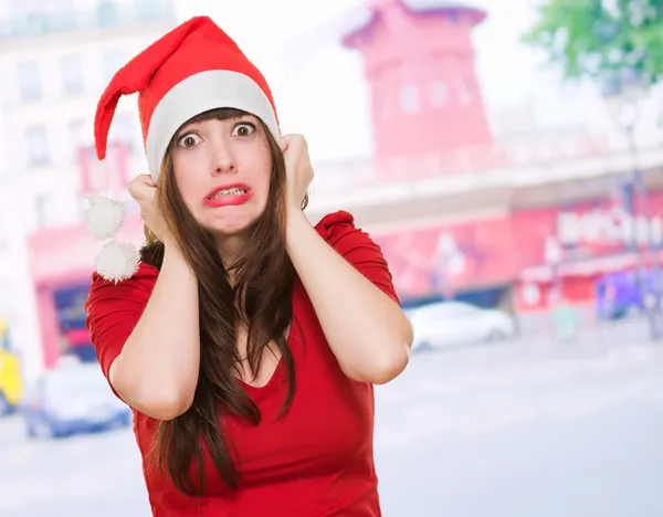 Vyděšená žena nosí klobouk vánoční — Stock fotografie