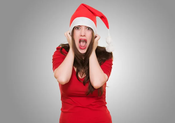 Mulher furiosa usando um chapéu de Natal — Fotografia de Stock