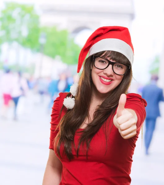Donna di Natale facendo un gesto pollice in su — Foto Stock