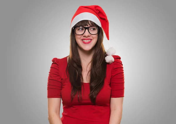 Heureuse femme de Noël portant des lunettes et regardant vers un côté — Photo