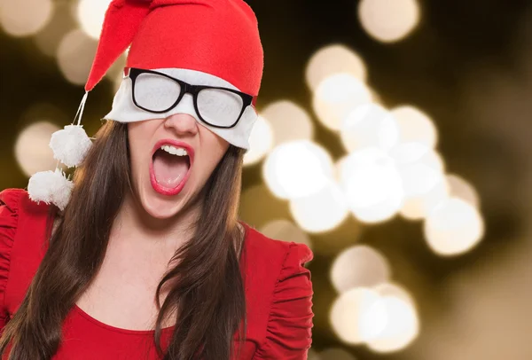 Femme de Noël en colère avec un chapeau et des lunettes couvrant ses yeux — Photo