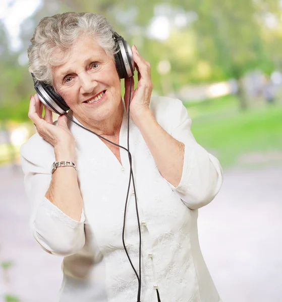 Retrato de una mujer, mientras escucha música — Foto de Stock