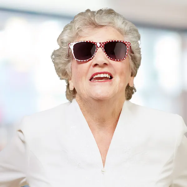 Retrato de uma mulher madura enquanto dá dose — Fotografia de Stock