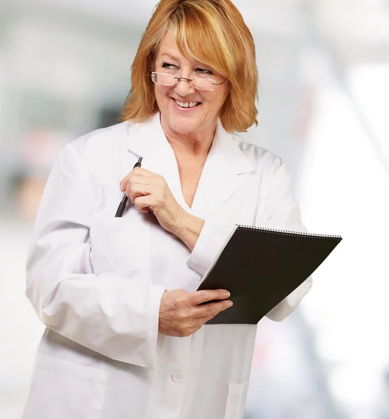 Doctora sosteniendo libro —  Fotos de Stock