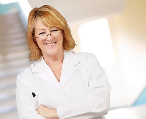 Retrato de la doctora feliz —  Fotos de Stock