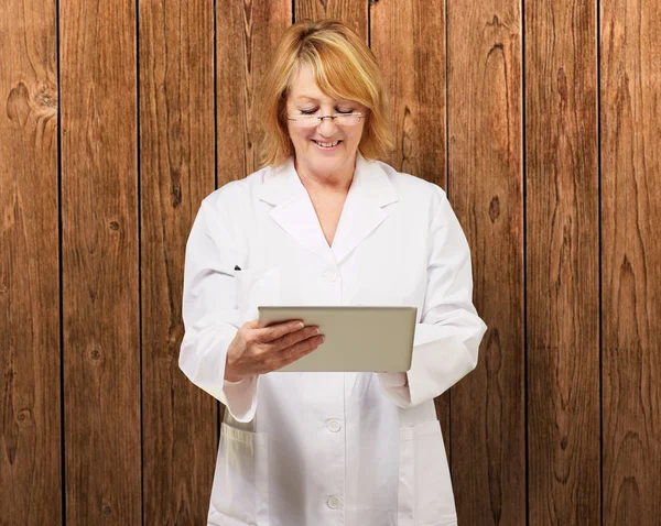 Médica feminina segurando comprimido digital — Fotografia de Stock