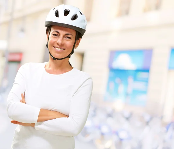 Donna che indossa casco con le mani piegate — Foto Stock