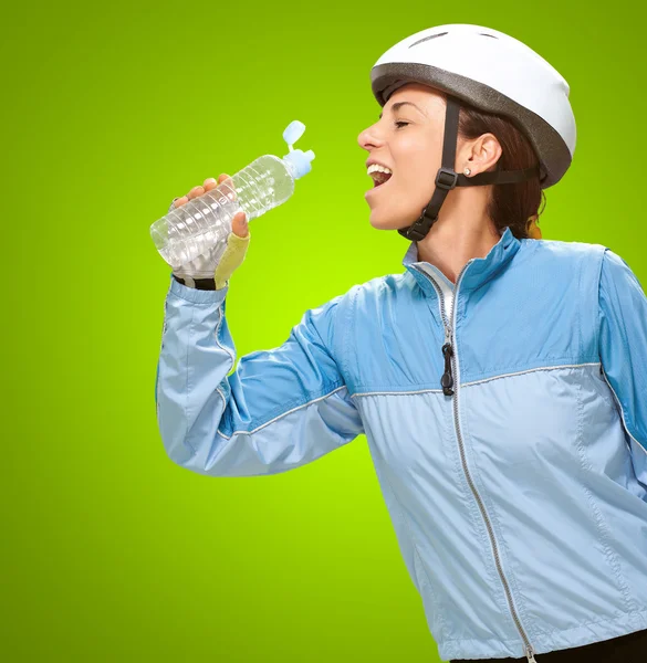 Женщины пьют воду — стоковое фото