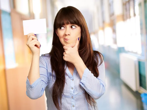 Retrato de uma menina segurando e fazendo uma pout — Fotografia de Stock