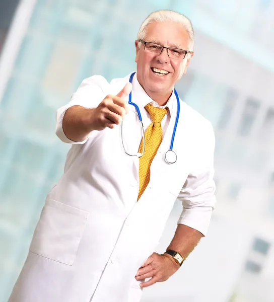 Glücklicher männlicher Arzt mit erhobenem Daumen — Stockfoto