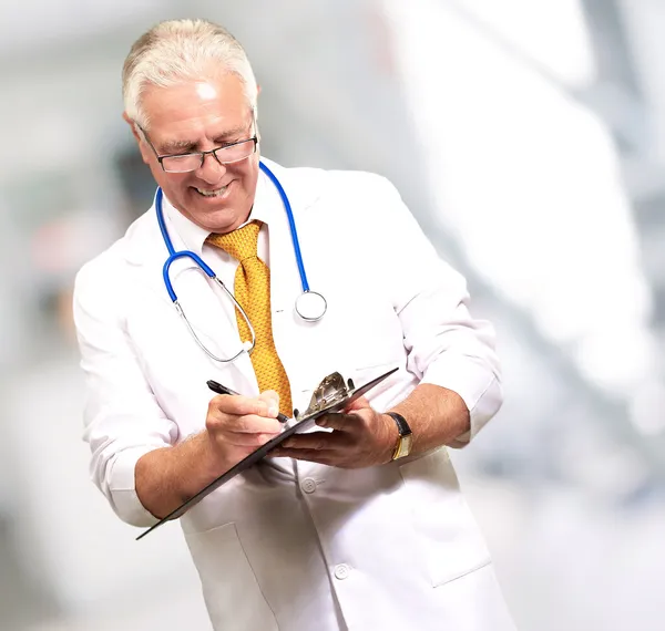 Feliz Hombre Doctor Escribiendo en Portapapeles — Foto de Stock