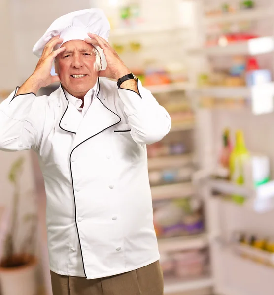 Portrét kuchař s bolestmi hlavy — Stock fotografie
