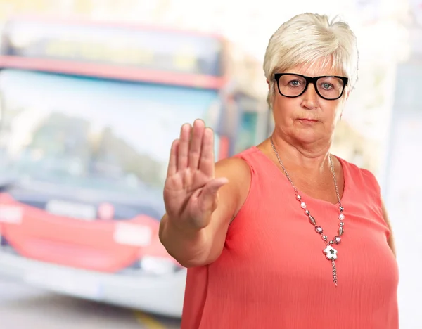 Porträt einer Seniorin mit Stoppschild — Stockfoto